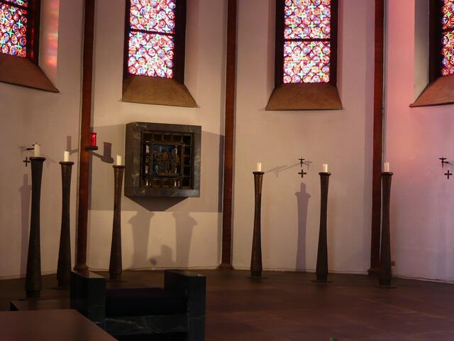Tabernakel mit Bronzegitter "Christus und die Emmausjünger"