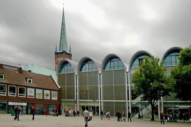 Blick vom Markt auf den Turm von St. Petri, im Vordergrund der 19 m hohe moderne Baukörper eines Textilhauses von 2005.