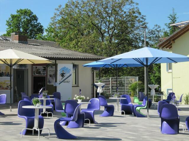 Tische und Stühle warten auf die ersten Besucher.