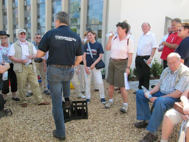 Gemeinsames Wassertrinken vor der Kirche