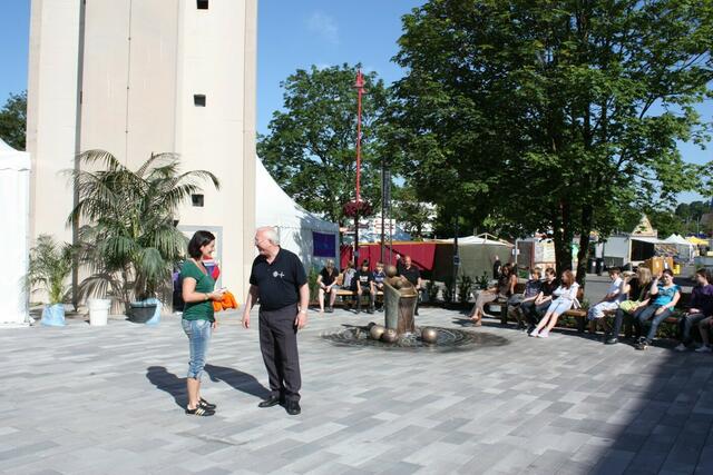 Um 9:30 Uhr ist der Kirchplatz noch nicht eingerichtet.