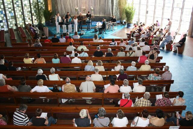 Viele Besucher wollen die Wasserkantate hören.