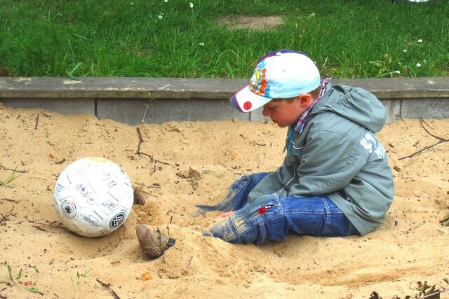 Sandkiste auch! Fußball kommt später!