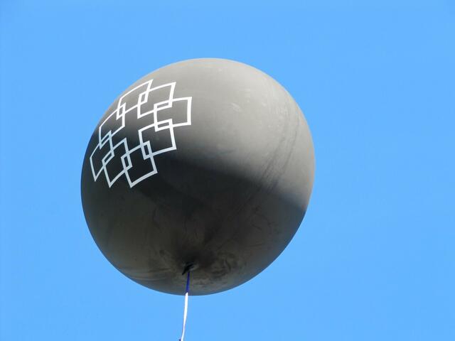 Ballon von der Kirche