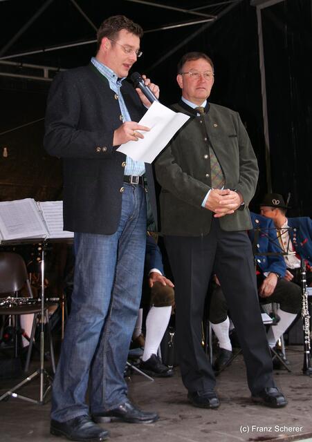 Verkehrsvereinspräsident Daniel Götz und Stadtrat Richard Scharold eröffnen den 9. Friedberger Sonnwend-Töpfermarkt