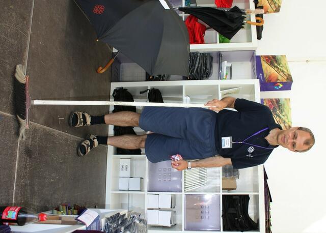 Der Stand vor der Kirche muss noch aufgeräumt werden.