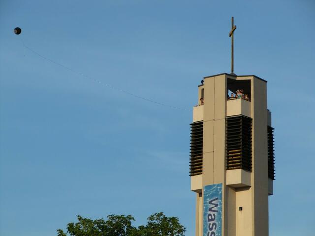 Ein Ballon hängt am gut besuchten Kirchturm.