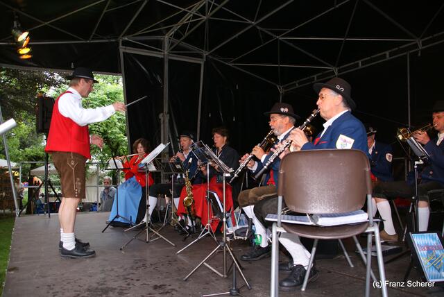 Musiklaische Unterhaltung zur Eröffnung des 9. Friedberger Sonnwend-Töpfermarkts mit der Stadtkapelle Friederg