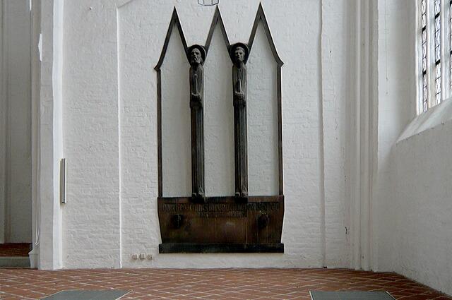 Eine Gedenktafel erinnert an die Zeit vor der Zerstörung von St. Petri.