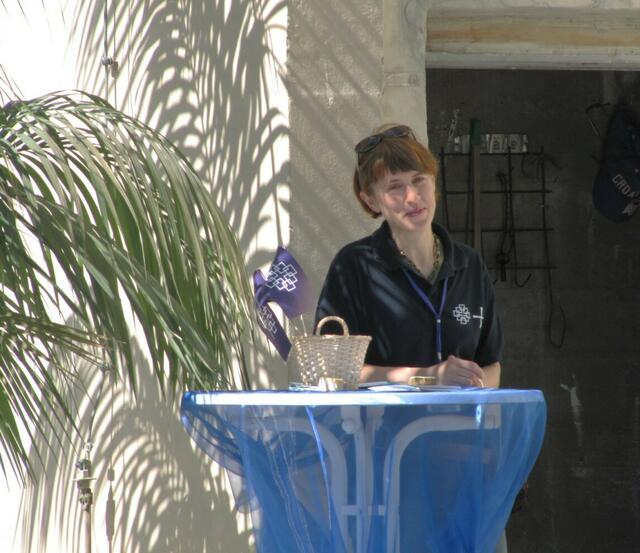 Eine Helferin wartet auf Kirchturmbesucher.