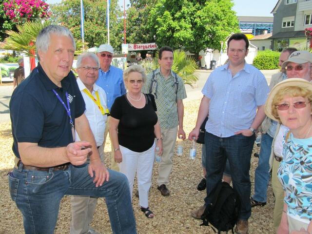 Wolfgang Weinrich und die Besuchergruppe