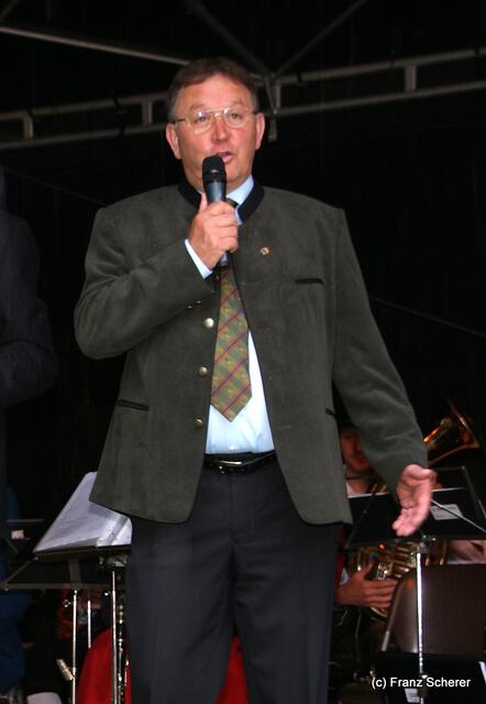 Stadtrat Richard Scharold bei der Eröffnungsrede zum 9. Friedberger Sonnwend-Töpfermarkt