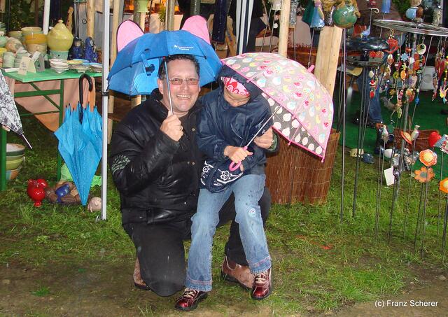 Auch unterm kleinsten Schirm hat man bei Regen gut lachen