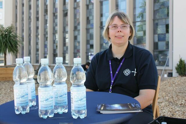 Wasserverkauf vor der Kirche