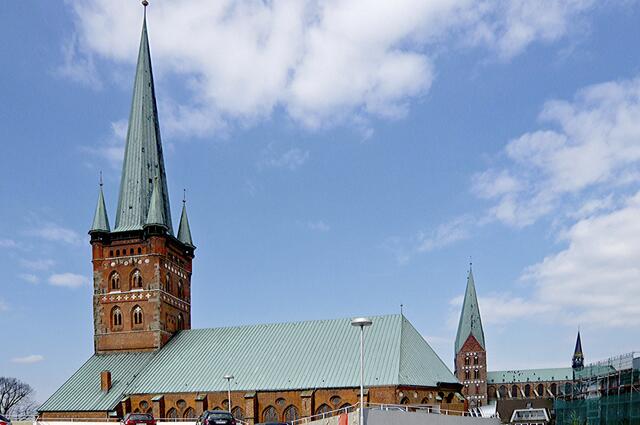 Die Maße von St. Petri: Turmhöhe 108 m, Firsthöhe des Hauptdaches 33 m, Gesamtlänge 59 m, Breite 40 m.