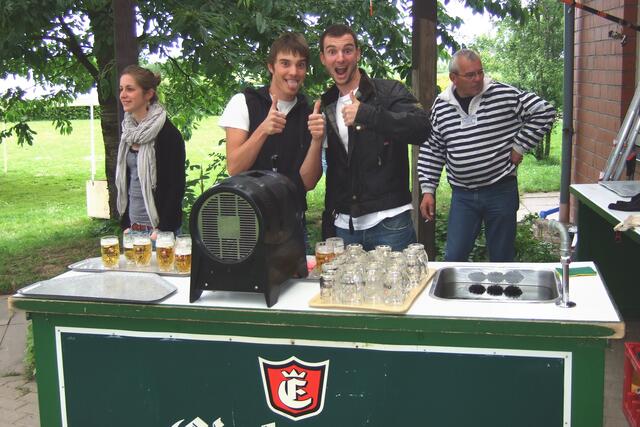 Auch die Thekenmannschaft war gut drauf!