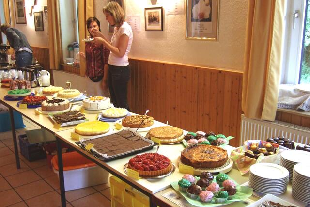 Gut gefülltes Kuchenbüffet