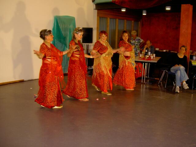 Und Schritt, links, links, rechts, rechts, links. Oder so.