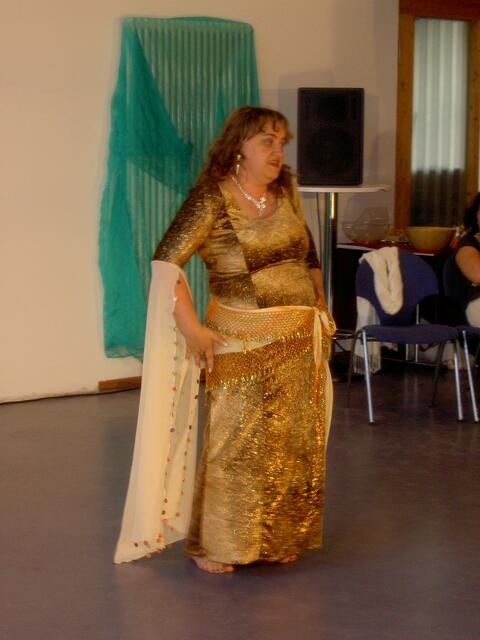 Sira Miraja mit einem neuen Kleid