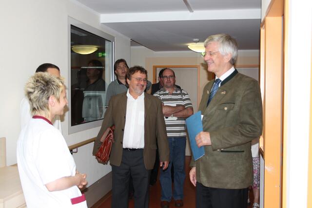 ...Mitarbeiter im Gespräch mit Herrn Neumeier (Sachgebietsleiter Altenhilfe des LRA) & Landrat Christian Knauer...