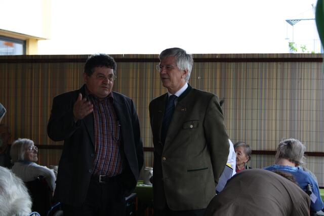 ...Werner Farnke (Baureferent der AWO Schwaben) und Christian Knauer (Landrat Aichach-Friedberg)...