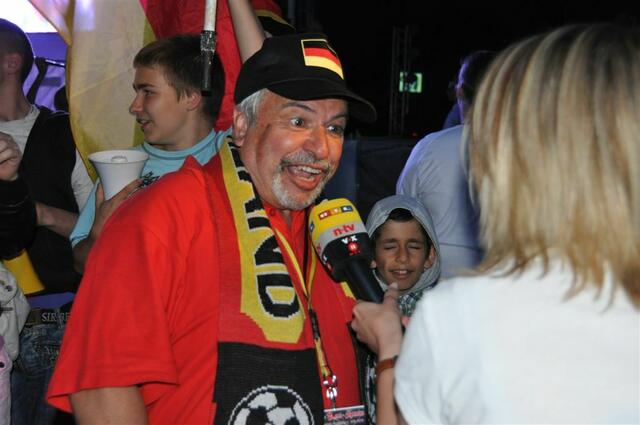 Freut sich nach gelungenem Abend über einen Sieg und das Erreichen der Achtelfinales.