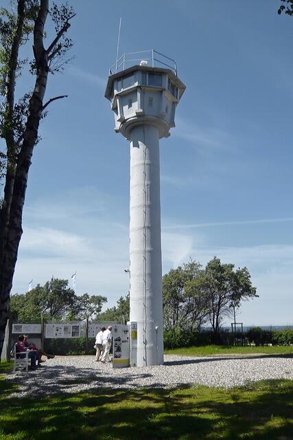 Eine Ausstellung neben dem Turm vermittelt Informationen über das DDR-Kontrollsystem, das Fluchtversuche verhindern sollte.
