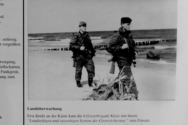 Ausstellungsfoto des Kühlungsborner Grenzturmvereins: Die Grenzbrigade Küste überwachte Ostsee und Küstenstreifen. Bewaffnete Soldaten patroullierten am Strand.