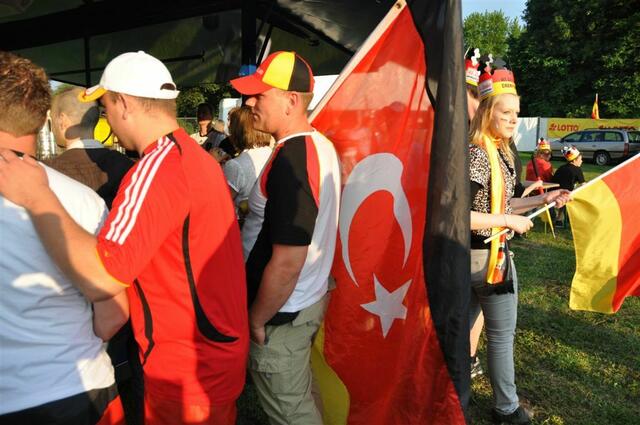 Man schaue sich diese Flagge an... gelebtes 'Multikulti' so macht zusammenleben Spaß - die deutsch-türkische Freundschaft.