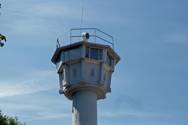 Der Turm war für eine Besatzung von zwei bis vier Soldaten angelegt. Zur Hauptausrüstung gehörten Ferngläser, Suchscheinwerfer und Funkanlagen.