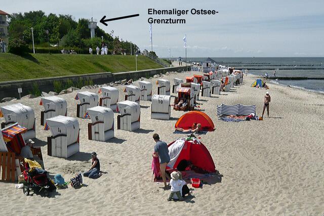 Den Strandurlaubern dieser Tage fällt der ehemalige Ostsee-Grenzturm kaum auf. Sie genießen die Sonne, den Strand und das Wasser.
