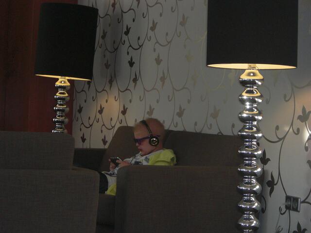 Tizian chillt in der Hotellounge