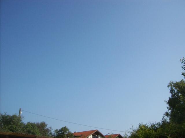 Eichenau, 25.6.10, 9:15 Uhr, keine Chemtrails, Blickrichtung Ringstrasse