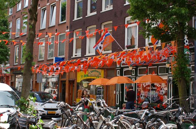 Holland darf endlich wieder WM spielen.... man siehts an jeder Ecke