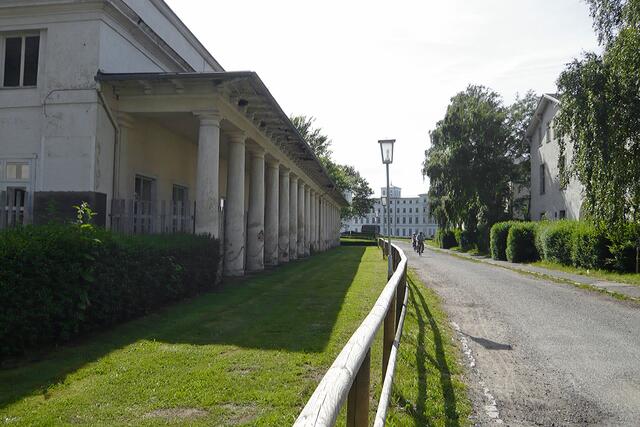 Die Kolonnaden, ein Zweckbau von 1860 mit später angebauter Säulenhalle, wurden als Kaufhalle (1860 - 1947), als Geschäfts- und Wohnhaus sowie als Café (1947 - 1997) sowie als Imbissbetrieb und Café (bis 2006) genutzt.