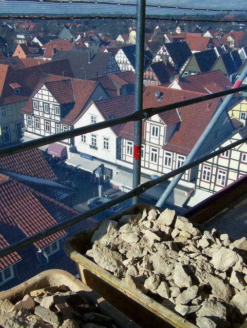 Arbeiten in luftiger Höhe - Das Schalloch wird vergrößert.