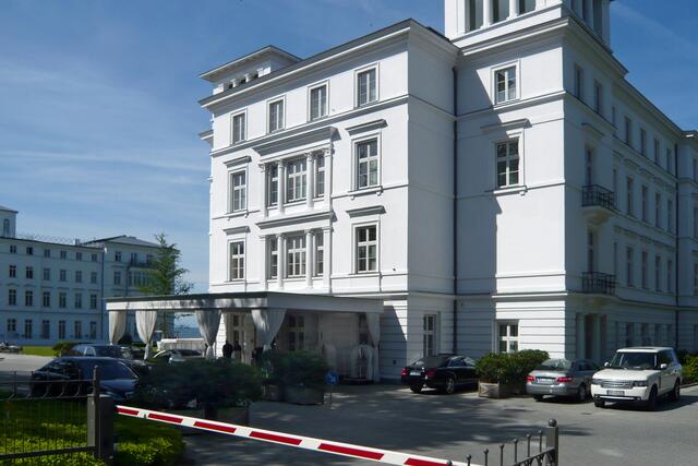 Der Haupteingangsbereich des Grandhotels an der Kühlungsborner Straße. Im Jahr 2000 begann die Entkernung der alten Häuser, zur Hoteleröffnung 2003 erstrahlten sie modernisiert in neuem Glanz.