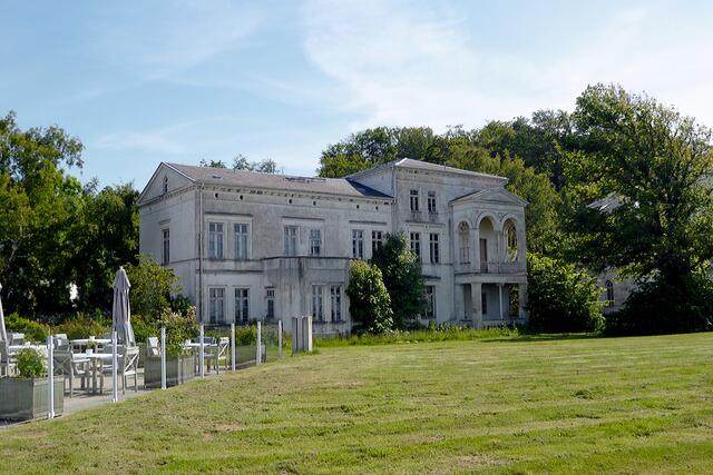 Zwischen dem Grandhotel und dem Haus "Bischofsstab" steht die Reihe der "weißen Villen", die immer noch darauf warten, endlich hergerichtet zu werden.