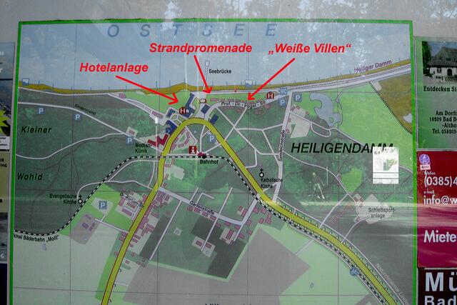 Ein Ortsplan an der Kühlungsborner Straße zeigt, wie klein Heiligendamm ist. Rot: Fotostrecke dieses Beitrags.