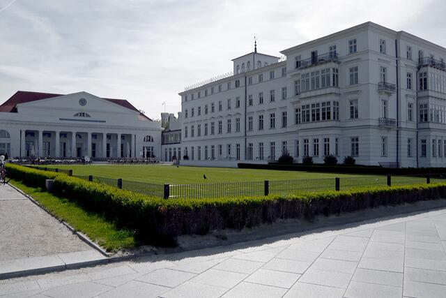 Die beim G8-Gipfel weltweit bekannte Kulisse: Das Kurhaus (von links) und das Haus Mecklenburg