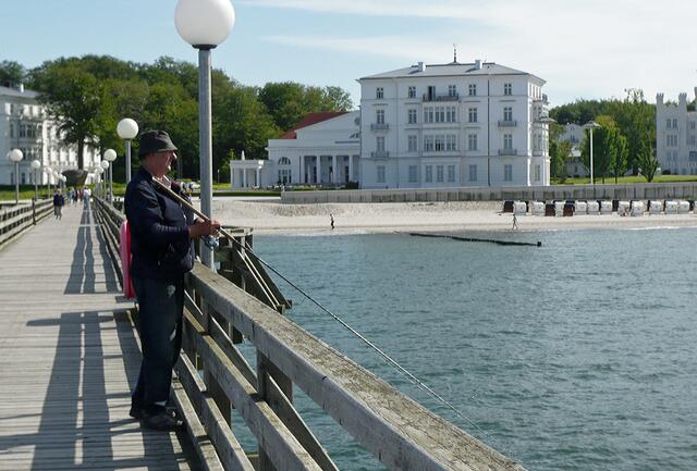 Spötter behaupten, die Seebrücke sei nur für Angler gebaut worden. Auf jeden Fall haben Urlauber von hier die schönste Sicht auf Heiligendamm.