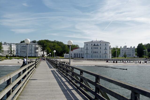 Von der Seebrücke ein Blick auf den weißen Hotelkomplex, die einzigartige Bäderarchitektur.