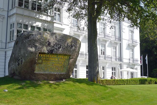 Der Gedenkstein (220 t) erinnert an Friedrich Franz I. von Mecklenburg-Schwerin, der 1793 das erste deutsche Seebad gründete. Er hatte von seinem Arzt den Rat erhalten, in der Ostsee zu baden, eine damals außergewöhnliche Kurempfehlung.