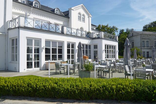 Das Haus "Bischofsstab" liegt direkt an der Ostsee, und die Gäste können von der Terrasse aus den Blick auf das Meer genießen.