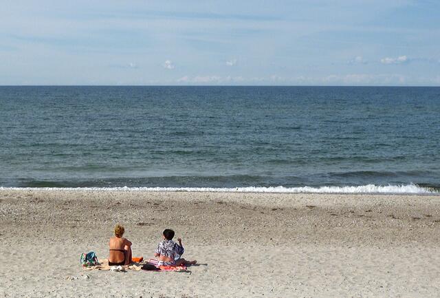 Der breite Sandstrand entstand 2006 durch Aufspülung mit weißem Meersand.