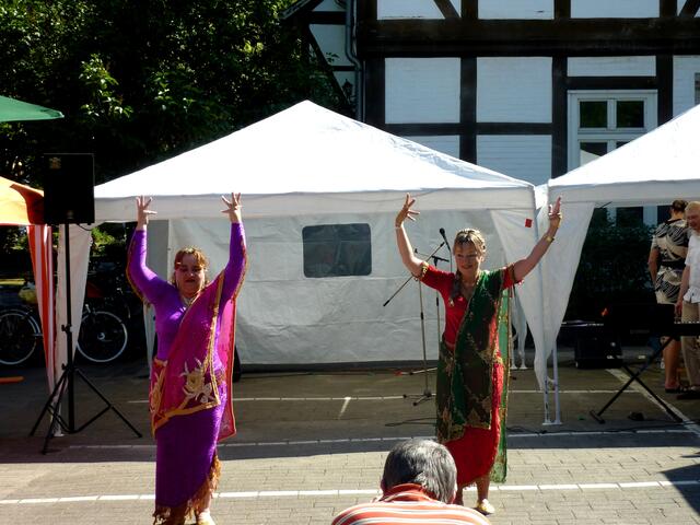 Duo Shimasira: Das Stocktanzkleid wird mit Hilfe eines Sarituches indisch.
