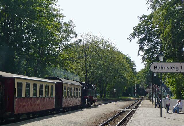 Am Bahnsteig 2 Ankunft des "Mollis" aus Richtung Bad Doberan