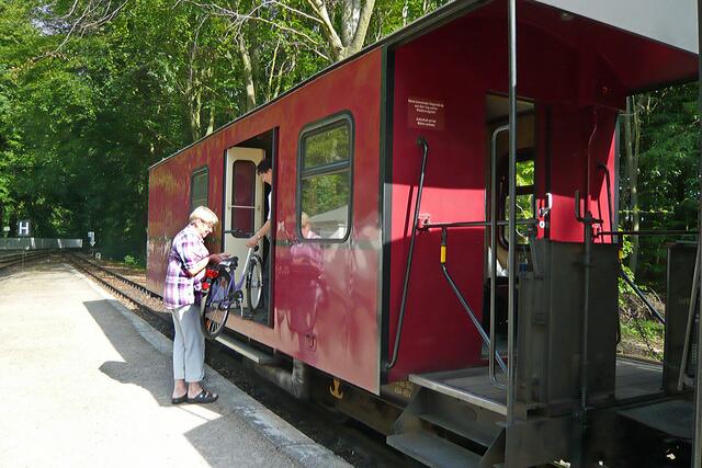 Radtouristen benutzen die parallel zur Bahnstrecke verlaufenden Radwege und lassen sich auf Teilstrecken vom "Molli" mitnehmen.