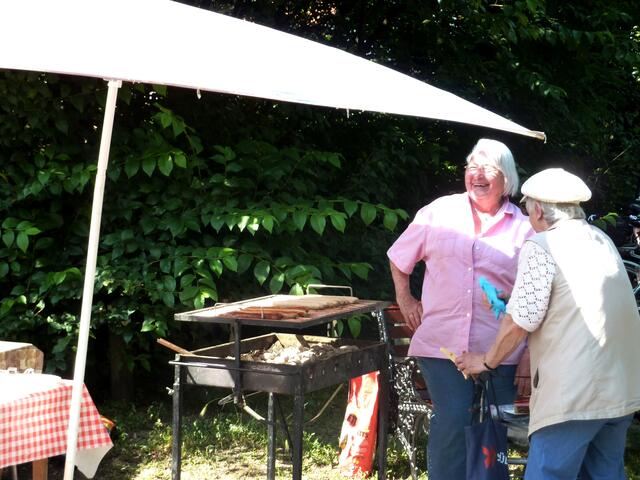 Die Würstchen wurden von Renate mit viel Liebe gegrillt.