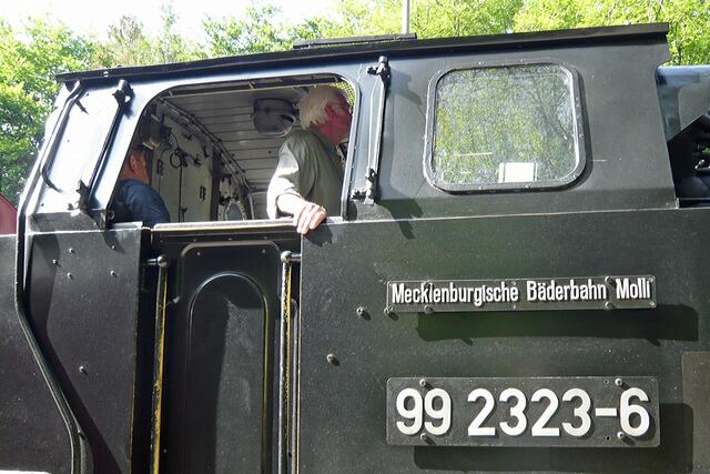 Bei der Mitfahrt auf der Dampflok ist es möglich, dem Lokführer und seinem Heizer aus nächster Nähe zuzuschauen.
